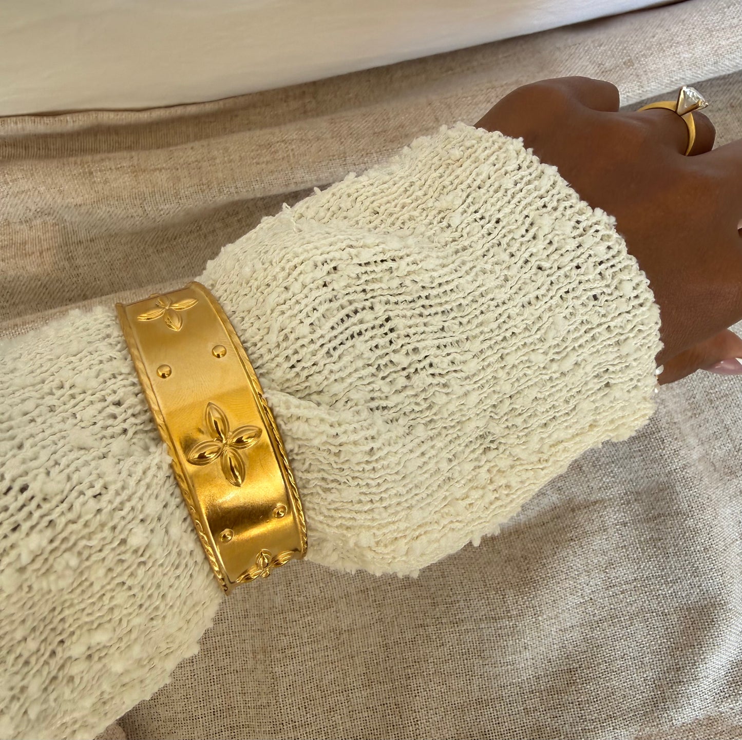 ISLAND BLOOM CUFF