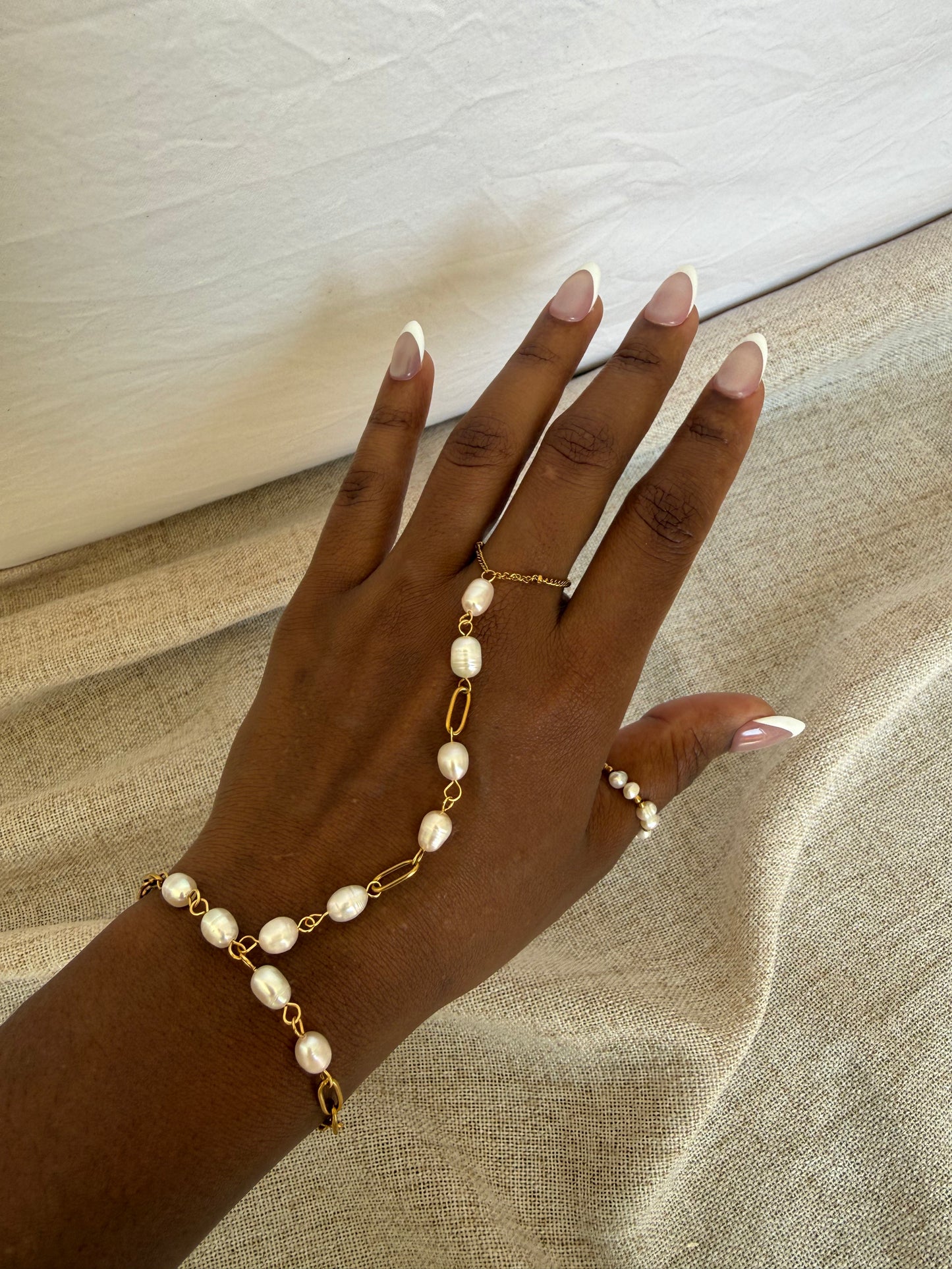 SALTY PEARL HAND-CHAIN
